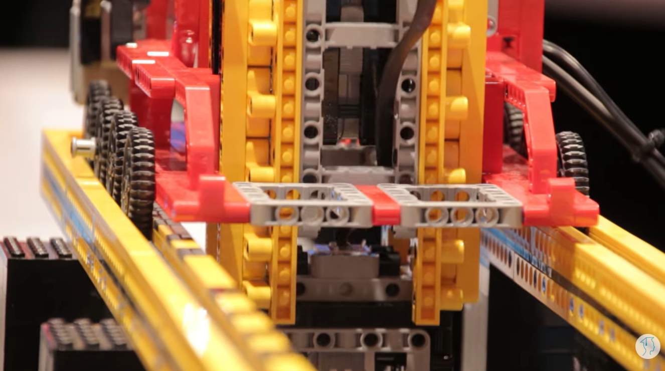 The showcase built by our partner DFKI, the German research center for artificial intelligence, combines 8925 LEGO bricks, 23 sensors, 14 motors and eight controller modules